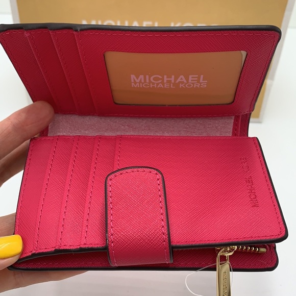 MICHAEL KORS
Medium Crossgrain Leather Wallet
Electric Pink
NWT - Picture 9 of 14